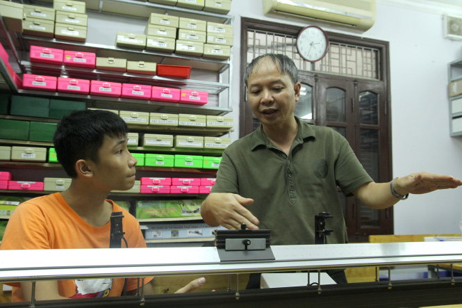 Thầy Mai Văn Túc hướng dẫn học sinh thực hành trên bộ thí nghiệm đệm không khí - Ảnh: P.CHINH