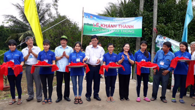 Lễ cắt băng khánh thành đường nông thôn xã Long Thới - Ảnh: LA MY