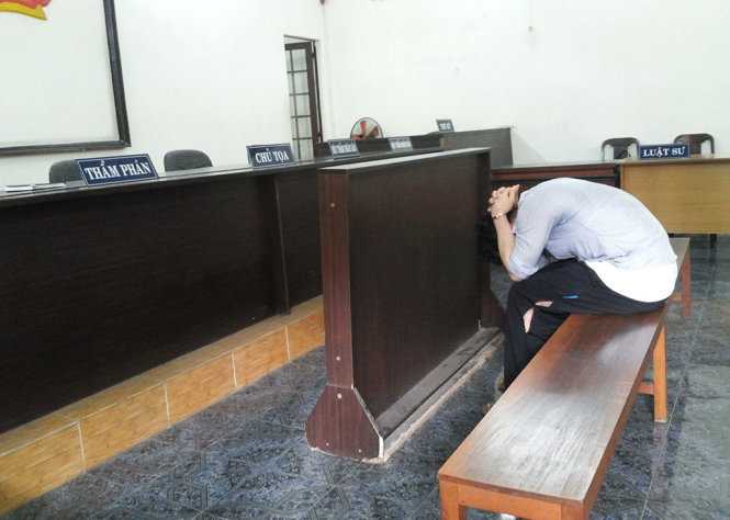 Bị cáo ngồi sụp xuống sau khi nói lời sau cùng, ôm đầu khóc nức nở suốt giờ nghị án - Ảnh: UYÊN TRINH