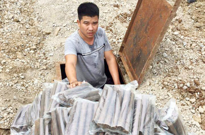 Ảnh: Căn hầm bí mật của Trường chứa hơn 100kg thuốc nổ và nhiều kíp nổ điện - Ảnh: T.NGÔ