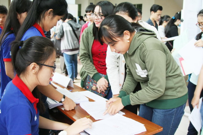 Thí sinh trúng tuyển Trường ĐH Sư phạm TP.HCM làm thủ tục nhập học sáng 3-8 - ảnh: TRẦN HUỲNH