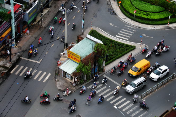 Nhà 845A Âu Cơ, P.Tân Thành, Q.Tân Phú (TP.HCM) án ngữ ngay giao lộ Âu Cơ - Lũy Bán Bích - Ba Vân - Ảnh: HỮU KHOA