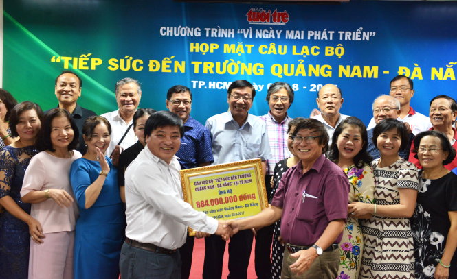 Ông Lê Thế Chữ - phó tổng biên tập phụ trách báo Tuổi Trẻ - nhận số tiền 884 triệu đồng từ CLB “Tiếp sức đến trường Quảng Nam - Đà Nẵng” - Ảnh: DUYÊN PHAN