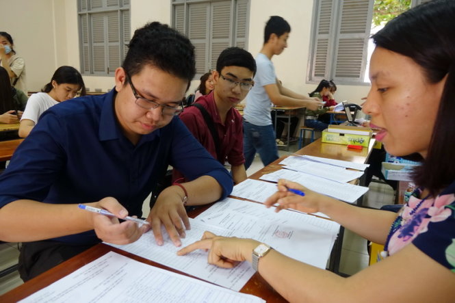 Thí sinh nhận giấy báo trúng tuyển tại Trường ĐH Sài Gòn - Ảnh: NHƯ HÙNG