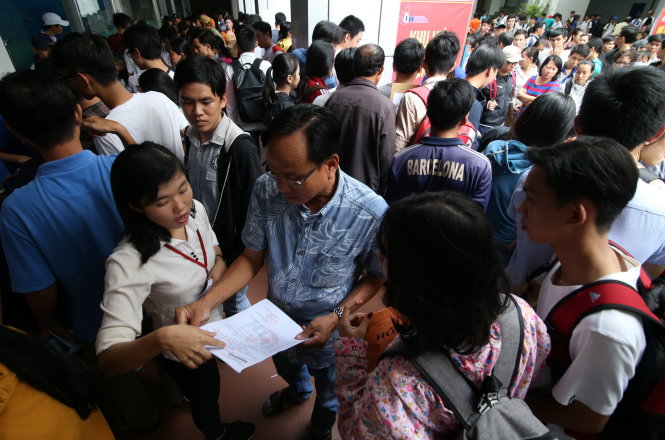 Thí sinh nhận giấy báo nhập học đại học năm nay tại Trường ĐH Công nghiệp TP.HCM - Ảnh: NHƯ HÙNG