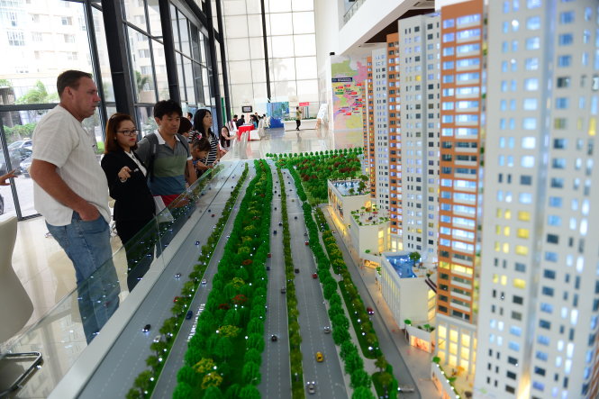 Khách nước ngoài tìm hiểu mua căn hộ tại một dự án ở Q.2, TP.HCM -
 Ảnh: Quang Định