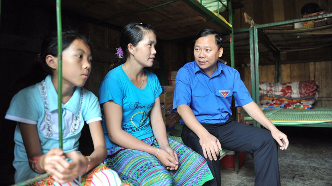 Bí thư T.Ư Đoàn, Chủ tịch T.Ư Hội LHTN Việt Nam Nguyễn Phi Long thăm và tặng quà các gia đình bịthiệt hại lũ quét tại Mù Cang Chải - Ảnh: XUÂN TÙNG