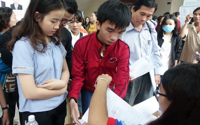Thí sinh nhận giấy báo trúng tuyển năm nay tại Trường ĐH Sư phạm TP.HCM - Ảnh: NHƯ HÙNG