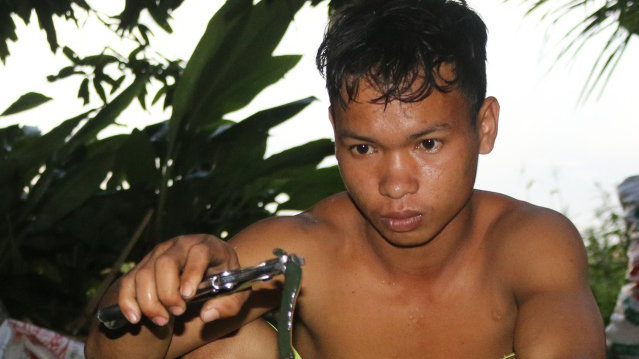 Những con đỉa to bò vào sân nhà, khiến những ai trông thấy cũng rùng mình - Ảnh: B.L