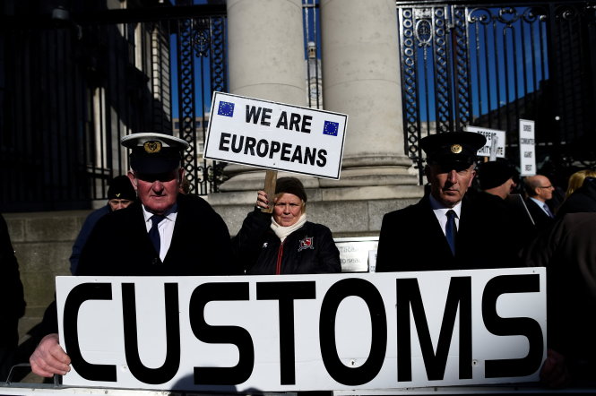 Những người dân Ireland phản đối Brexit - Ảnh: REUTERS