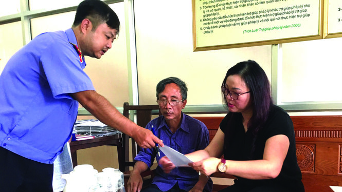 Ông Hàn Đức Long (giữa) cùng luật sư Vũ Thị Nga nhận văn bản trả lời từ Viện KSND tỉnh Bắc Giang - Ảnh: GIANG LONG