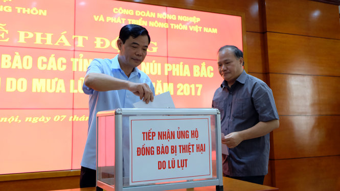Sáng 7-8, bộ trưởng Bộ NN&PTNT Nguyễn Xuân Cường cùng lãnh đạo, cán bộ, công nhân viên của Bộ NN&PTNT đã quyên góp, ủng hộ đồng bào vùng lũ các tỉnh miền núi phía Bắc số tiền 800 triệu đồng