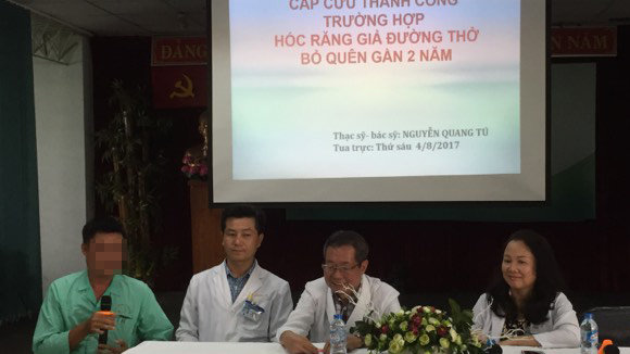 Bệnh nhân (áo xanh) đang gửi lời cảm ơn đến các bác sĩ - Ảnh: THUỲ DƯƠNG