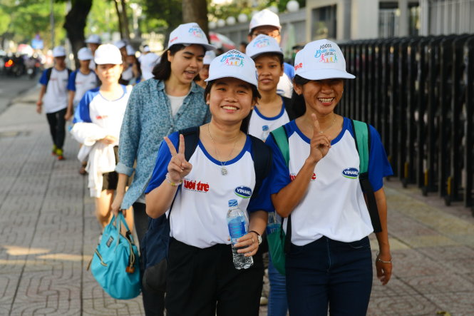 Sự hào hứng của các bạn sinh viên tham gia đi bộ trong chương trình 10.000 bước chân thay đổi cuộc sống sáng 9-8 - Ảnh: QUANG ĐỊNH