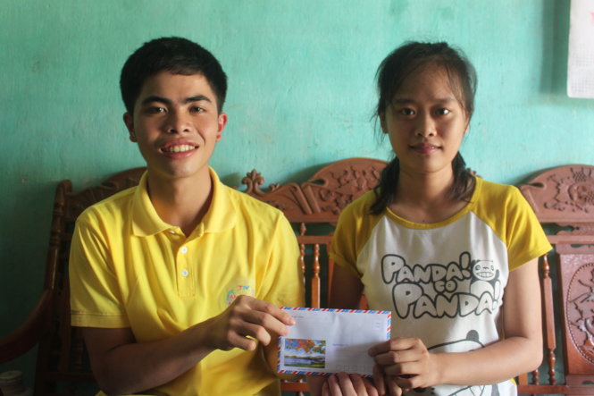 Lê Hữu Hiếu trích 5 triệu đồng từ học bổng của báo Tuổi Trẻ tặng lại bạn Trịnh Thị Hồng - Ảnh: HÀ ĐỒNG