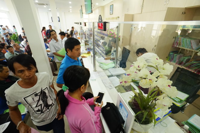Người dân chờ làm thủ tục liên quan đến nhà đất tại UBND Q.Bình Tân (TP.HCM) - Ảnh: QUANG ĐỊNH