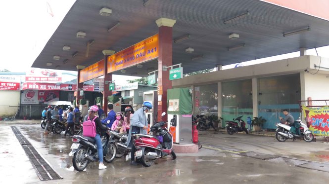 Cây xăng cạnh sân bay Tân Sơn Nhất trên đường Trường Chinh - Ảnh: Q.THẾ