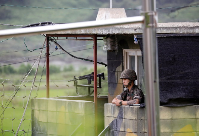 Binh sĩ Hàn Quốc canh gác ở khu vực biên giới tại Paju - Ảnh: REUTERS
