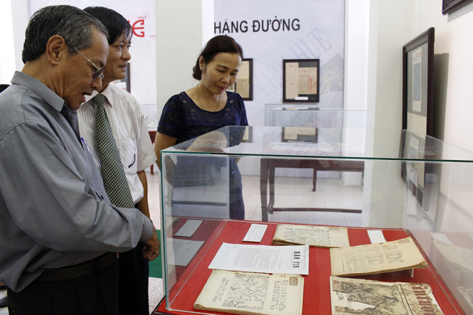 Các nhà báo cựu trào và văn nghệ sỹ đến tham quan phòng trưng bày - Ảnh: CÔNG TRIỆU