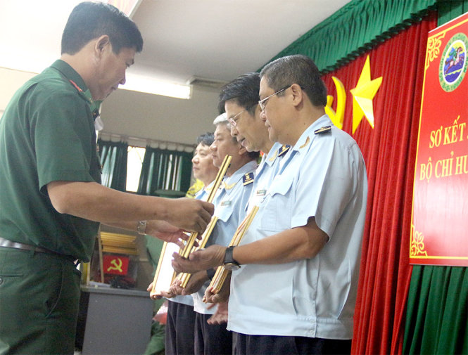 Bộ đội Biên phòng TP.HCM khen thưởng các tập thể, cá nhân của Cục Hải quan TP có nhiều đóng góp trong thực hiện quy chế phối hợp giữa hai lực lượng - Ảnh: MINH PHƯỢNG