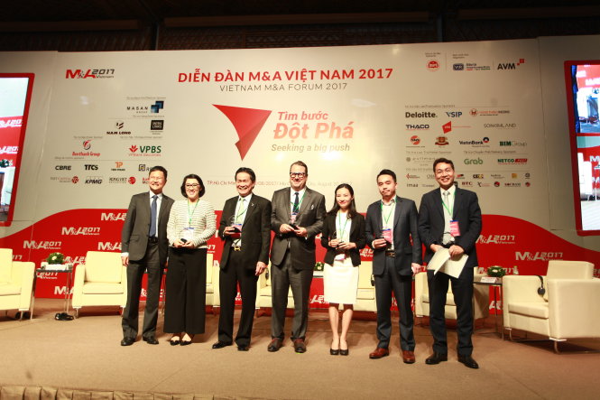 Các diễn giả nhận kỷ niệm chương từ Ban tổ chức. Ảnh: Tấn Minh