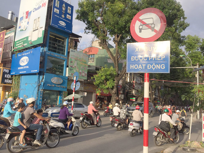 Phố Đê La Thành taxi bị cấm hoạt động từ thứ Hai đến thứ Sáu trong giờ cao điểm - Ảnh: LÂM HOÀI
