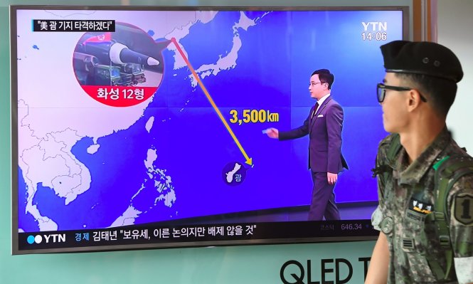 Truyền hình Hàn Quốc phân tích khoảng cách từ Triều Tiên đến đảo Guam - Ảnh: AFP