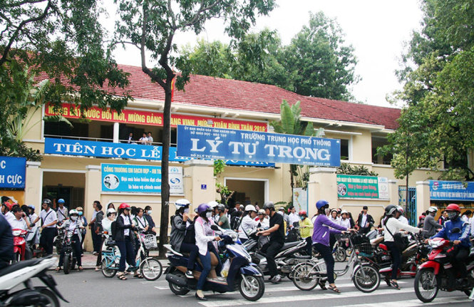 Trường THPT Lý Tự Trọng, TP Nha Trang, có điểm xét tuyển vào lớp 10 năm học 2017-2018 cao nhất tỉnh. Có 35 học sinh rớt xét tuyển vào trường này đã được tuyển bổ sung vào hai trường THPT công lập khác-Ảnh:Phan Sông Ngân