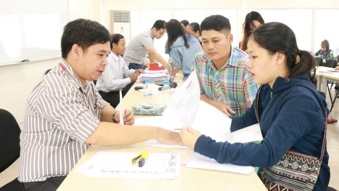Thí sinh trúng tuyển làm thủ tục nhập học vào Trường CĐ Kinh tế TP.HCM - Ảnh: V.K.