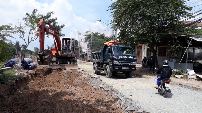 Công trình nâng cấp đường Phan Bội Châu thi công bầy hầy, gây khó khăn cho người đi đường -Ảnh: B.Đ.