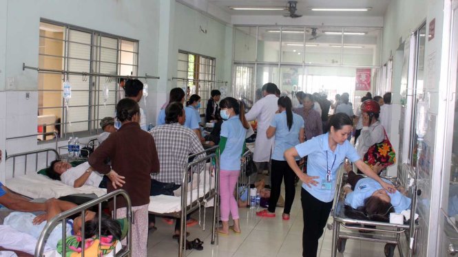 Các công nhân nhập viện vì ngộ độc vào chiều 26-7 - Ảnh: HOÀI THƯƠNG