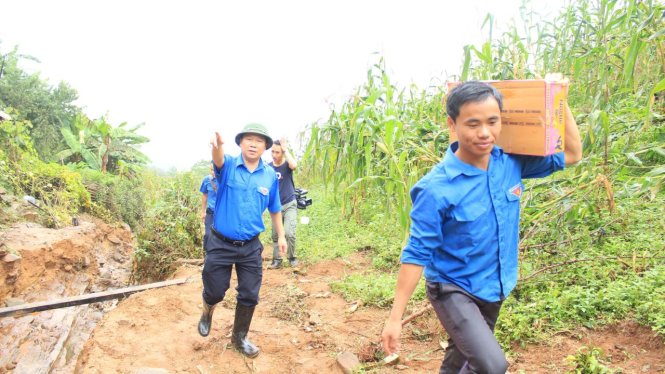 Các phần quà của báo Tuổi Trẻ được mang tới tận bản Kháo Giống, xã Kim Nọi, huyện Mù Cang Chải để trao cho các hộ gia đình bị lũ cuốn trôi toàn bộ nhà cửa - Ảnh: CHÍ TUỆ