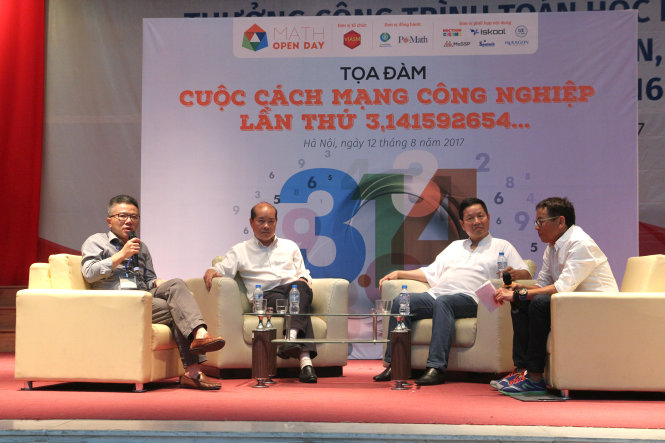Các khách mời trong cuộc tọa đàm “Cuộc cách mạng công nghiệp lần thứ 3,141592654...” diễn ra tại ĐH Bách khoa Hà Nội - Ảnh: PHƯƠNG CHÍNH