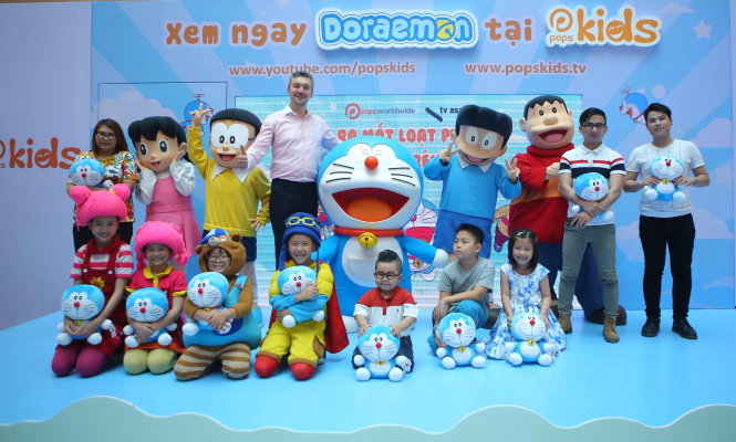 Các nhân vật trong phim Doreamon chụp hình lưu niệm cùng khán giả và em nhỏ Việt Nam trong ngày 12-8 - Ảnh: Q.N.