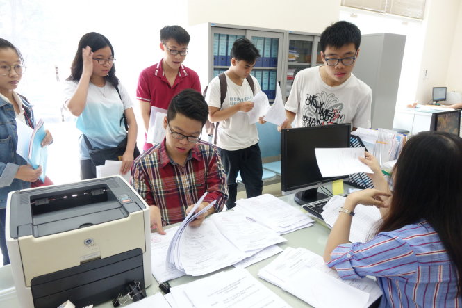 Theo quy định trong hồ sơ nhập học của Trường ĐH Y dược TP.HCM phải có lý lịch sinh viên được chính quyền địa phương xác nhận. Trong ảnh: thí sinh đến nộp phiếu điểm và nhận giấy báo nhập học tại trường trước khi làm thủ tục nhập học - Ảnh: NHƯ HÙNG
