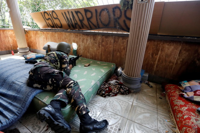 Binh sĩ Philippines chiếm cứ một địa điểm tại thành phố Marawi, nơi đang diễn ra chiến sự giữa quân đội chính phủ với các tay súng khủng bố thân IS - Ảnh: REUTERS