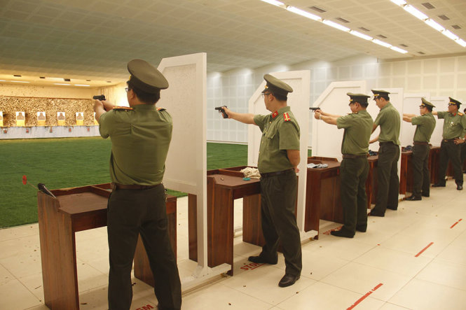 Cán bộ, chiến sĩ Tổng cục An ninh khu vực phía Nam thi bắn súng quân dụng - Ảnh: VÕ HÒA
