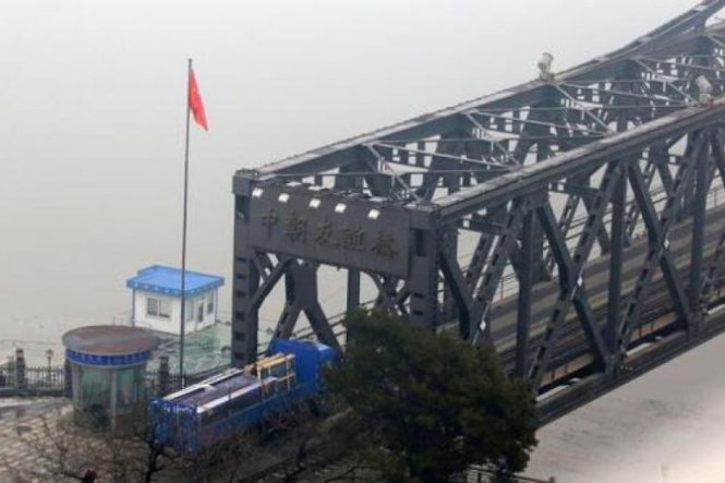 Một chiếc xe tải của Trung Quốc đang vượt qua cầu Yalu để đi vào thị trấn Sinuiju trên đất Triều Tiên - Ảnh: AFP