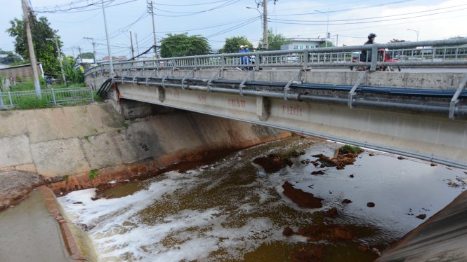 Kênh Ba Bò từ Bình Dương đổ về, đoạn trên tỉnh lộ 43, Q.Thủ Đức, TP.HCM sủi bọt trắng xóa - Ảnh: QUANG ĐỊNH