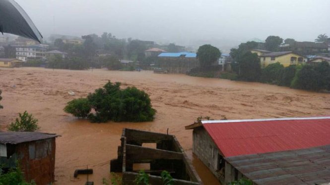 Lũ bùn quét một góc ngoại ô thủ đô của Sierra Leone - Ảnh: Society 4 Climate Change Communication