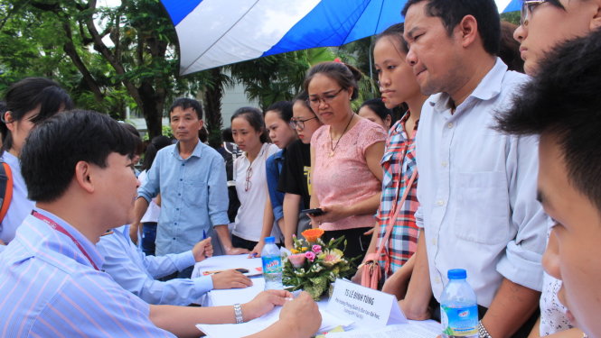 Phụ huynh và thí sinh tìm hiểu thông tin tuyển sinh, ngành nghề tại Ngày hội tư vấn xét tuyển do báo Tuổi Trẻ phối hợp Bộ GD-ĐT tổ chức tại Hà Nội năm 2017 - Ảnh: CHÍ TUỆ