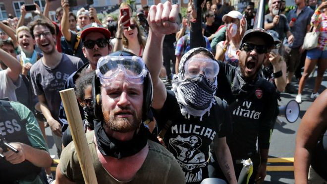 Người biểu tình chống phát xít ở thành phố Charlottesville cuối tuần qua - ảnh: REUTERS