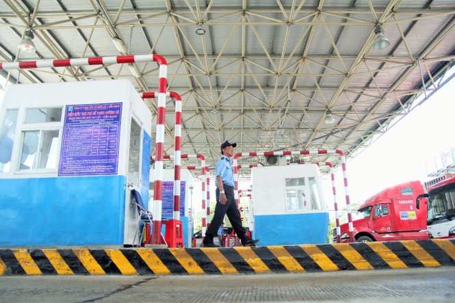 Chỉ có vài bảo vệ tại trạm thu phí hướng dẫn xe qua trạm - ảnh: Mậu Trường