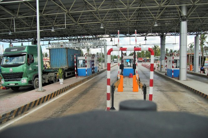 Trạm thu phí vắng vẻ hơn so với mấy ngày trước - ảnh: Mậu Trường