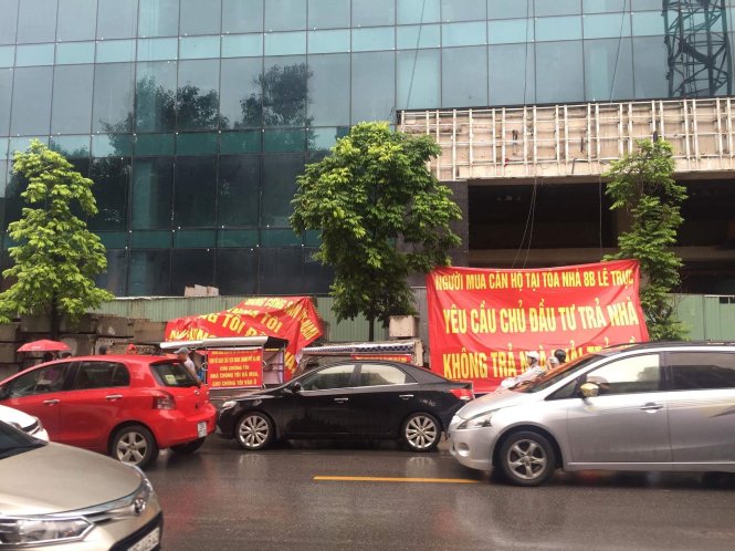 Người dân tụ tập đòi chủ đầu tư giao nhà tại 8B Lê Trực sáng 16-8 - ẢNH: Lâm Hoài