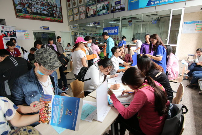 Thí sinh làm thủ tục nhập học đợt 1. Ảnh: M.G