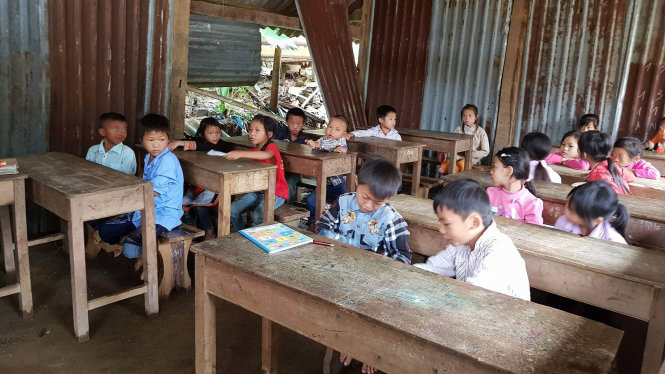 Học sinh lớp 1 Trường tiểu học Hoang Thèn trong lớp học vây tạm bằng những tấm tôn cũ - Ảnh: NGUYỄN THỊ QUỲNH
