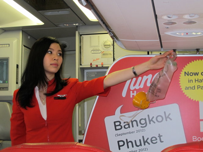 Tiếp viên của hãng hàng không AirAsia - Ảnh: THANH LIÊM