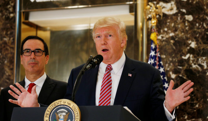 Tổng thống Mỹ Donald Trump trả lời báo chí về vụ bạo lực tại Charlottesville ngày 15-8 - Ảnh: REUTERS