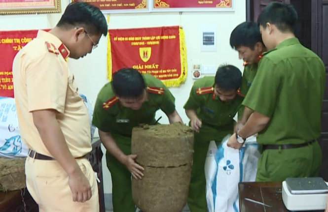 Lực lượng chức năng niêm phong cần sa thu được trong chuyên án - ẢNH: Công an cung cấp